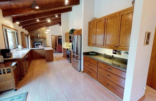 Sunriver House | Calm River Oasis with Hot Tub & Multi-Family Comfort