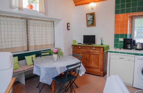 Locmaria House | Cozy 2-Bedroom Cottage in Locmaria, 800m from Beach with Garden and BBQ