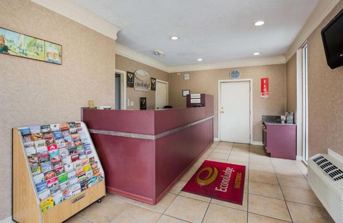 Williamsburg Cabin | Econo Lodge Williamsburg Historic Area