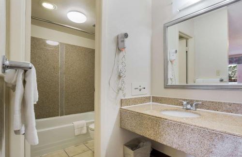 Williamsburg Cabin | Econo Lodge Williamsburg Historic Area