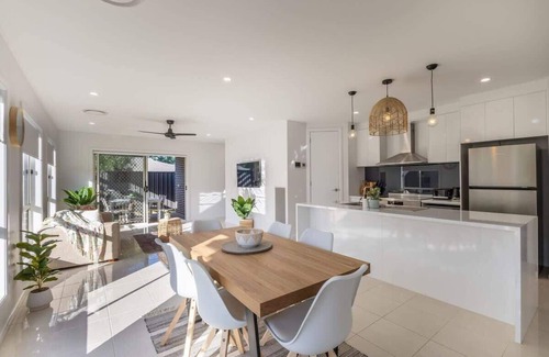 Myrtleford House | Lavender & Olive - Bright, Modern, and Beautiful accommodation in Myrtleford