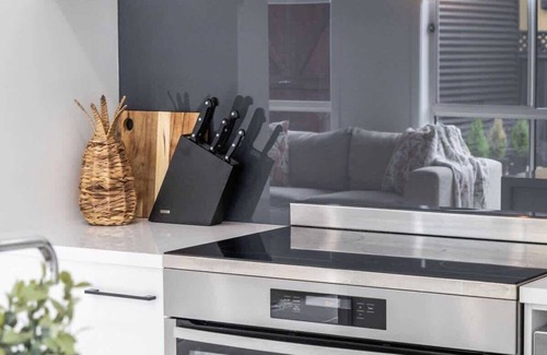 Myrtleford House | Lavender & Olive - Bright, Modern, and Beautiful accommodation in Myrtleford