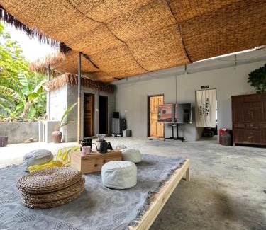 Wanning Hostel | Next Door后门背包客青旅