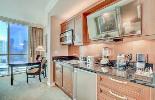 Las Vegas Condo | No Resort Fee ! Strip View Suite - Pools & Valet