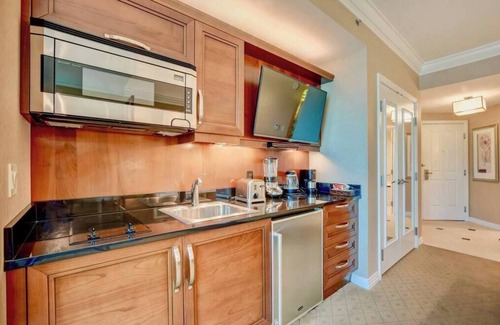 Las Vegas Condo | No Resort Fee ! Strip View Suite - Pools & Valet