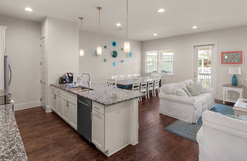 Seacrest House | Stunning 4 Bd/4.5 BA,Free WiFi, Easy Walk to Beach + Free Attraction Tickets!