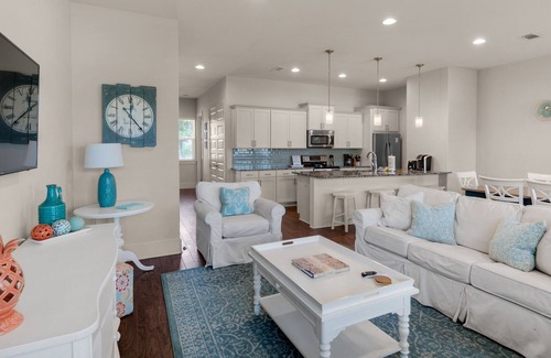 Seacrest House | Stunning 4 Bd/4.5 BA,Free WiFi, Easy Walk to Beach + Free Attraction Tickets!