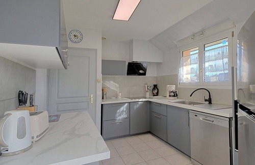 Penvins House | Stunning private villa for 6 guests with WIFI, TV, terrace and pets allowed