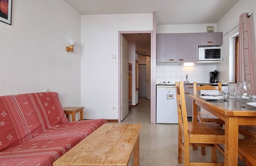 Saint-Etienne-en-Devoluy Apartment | Sunny 2-Room Apartment with Balcony, Near Slopes, Free Wi-Fi & Parking – Sleeps 6
