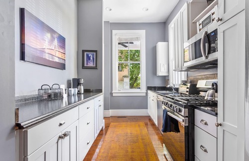 Cannonborough Elliotborough House | The Sunsetter | Only 1 block to King!