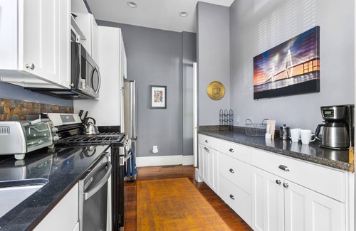 Cannonborough Elliotborough House | The Sunsetter | Only 1 block to King!