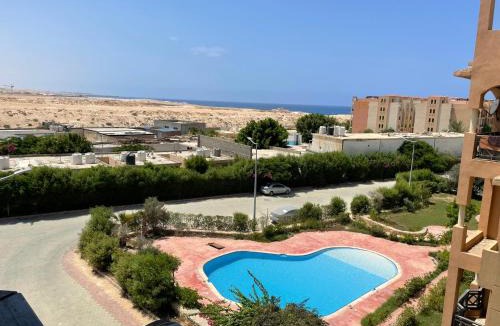 Marsa Matruh Apartment | شالية بالرووف غرفتيين مكييف للأيجار بقرية ايماريتس هايتس بالساحل الشمالي - A chalet with a rooftop and two air-conditioned bedrooms for rent in Emirates Heights , North Coast