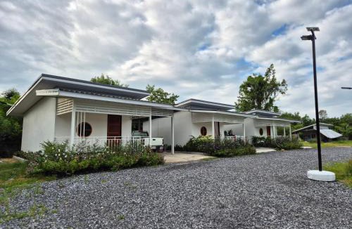 Nongbua Lamphu House | มนัสนันฐ์บ้านสวนรีสอร์ท หนองบัวลำภู
