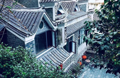 Fenghuang Bed & Breakfast | 凤凰云庐山居花园民宿