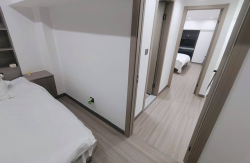 Longwan Apartment | 温州五洲国际高楼层两居室精装影院套房