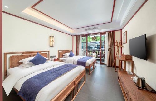 Fenghuang Bed & Breakfast | 溪桥夜语江景民宿