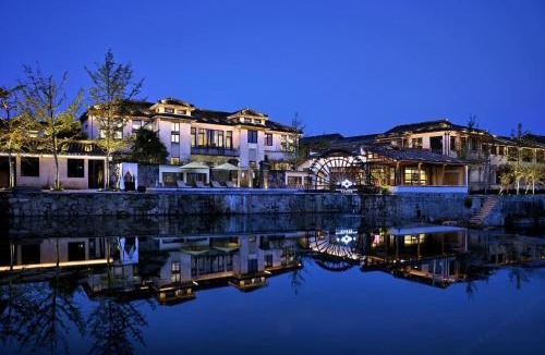 Yi County Hotel | 黟县无名初黑多白少酒店