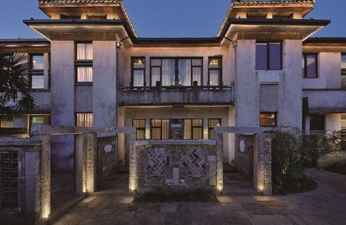 Yi County Hotel | 黟县无名初黑多白少酒店
