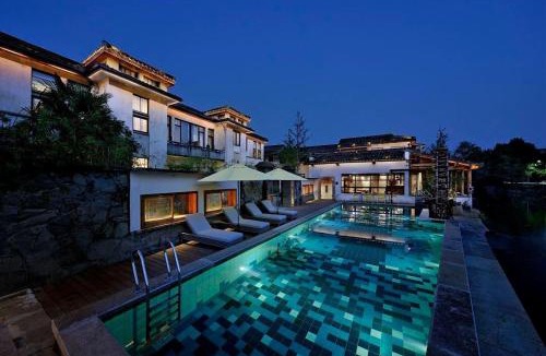 Yi County Hotel | 黟县无名初黑多白少酒店
