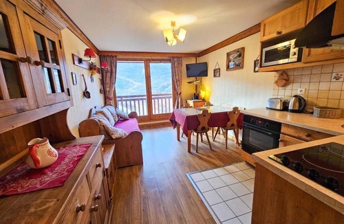 Les Bruyeres Apartment | 100m from shops, Ground floor, view mountain, balcony, tv, ski locker, 30m², Les Menuires
