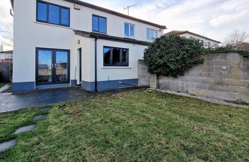 Leopardstown House | 2 minute walk to LUAS (tram)!