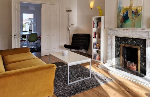 Leopardstown House | 2 minute walk to LUAS (tram)!