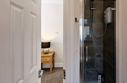 Leopardstown House | 2 minute walk to LUAS (tram)!