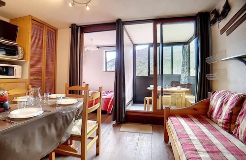 Les Bruyeres Apartment | 200m from resort center, 2nd floor, tv, ski locker, 23m², Les Menuires