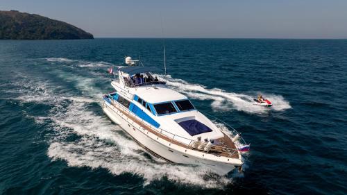 Na Chom Thian Boat Rental | 24-hour island hopping cruise on a yacht