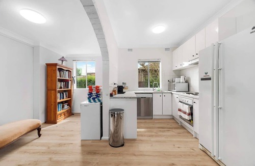 Brighton-le-Sands Apartment | 3 Bed Coastal Stay in a Villa with Beach & Airport Nearby