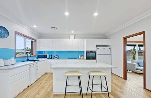 Tomakin Apartment | 4-Bed Beach House with Garden & Alfresco Dining