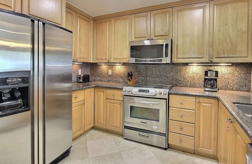 Rock Harbor House | 411 Mariners Club - This 4-bedroom tri-level townhouse is perfect for couples, family & friends