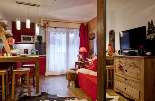 Brides-les-Bains Apartment | 50m from resort center, 2nd floor, view street, balcony, 26m², Brides Les Bains