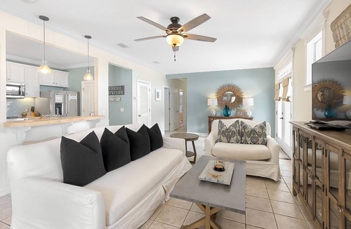 White's Gulfview House | 59-SECOND GOLF CART RIDE TO PRIVATE BEACH | PET-FRIENDLY GULF RETREAT