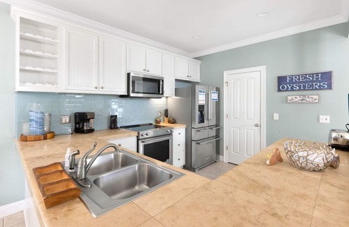 White's Gulfview House | 59-SECOND GOLF CART RIDE TO PRIVATE BEACH | PET-FRIENDLY GULF RETREAT