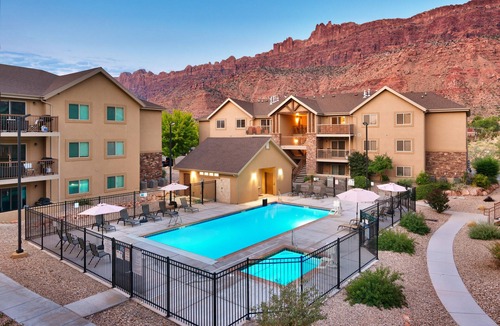 Moab South Valley Condo | 6H Spacious Moab RedCliff Condo, POOL & HOT TUB
