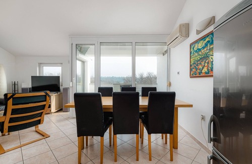 Monterol House | A spacious 3BR apartment near the beach BRANKA
