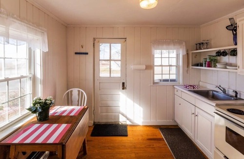 Wellfleet House | Across from Mayo beach walk to downtown!