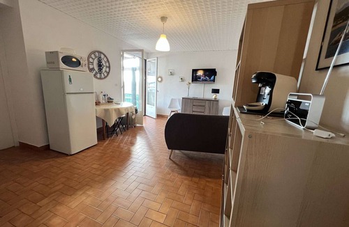 Valras-Plage Apartment | Air-Conditioned 2-Room Apartment with Sunny Loggia and Parking, Near Beach and Shops