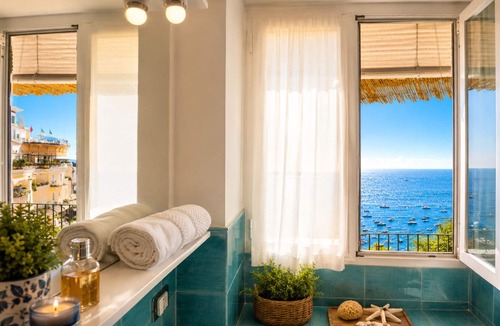 Positano City Centre Ski Chalet | AMORE RENTALS - Casa Raffi with Sea View on Positano’s Spiaggia Grande