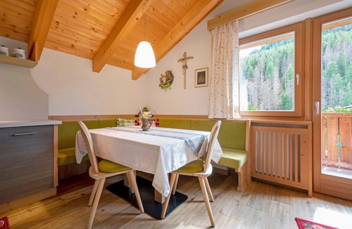 La Valle Apartment | Apartment Lüch da Mirio App Fanes with Mountain View, Garden & Wi-Fi