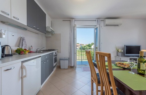 Vrvari Apartment | Apartment Nensi with Balcony near Porec