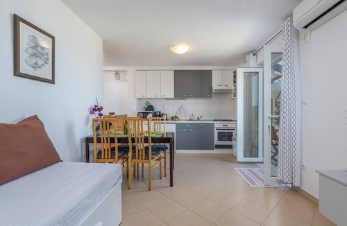 Vrvari Apartment | Apartment Nensi with Balcony near Porec