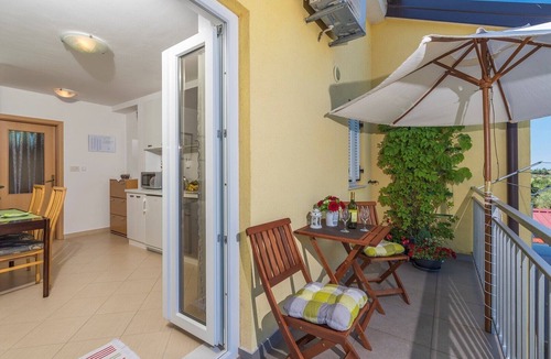 Vrvari Apartment | Apartment Nensi with Balcony near Porec