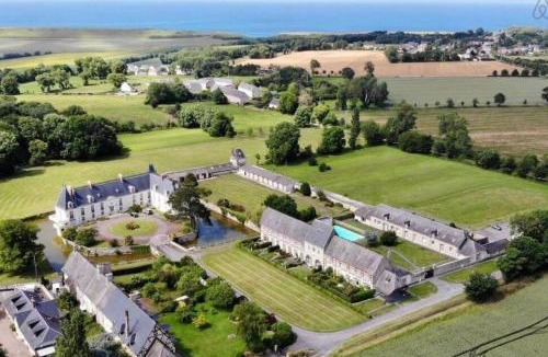 Commes Apartment | Appartement lumineux et cosy avec jardin vue sur chateau près Port en Bessin, Bayeux et Omaha Beach