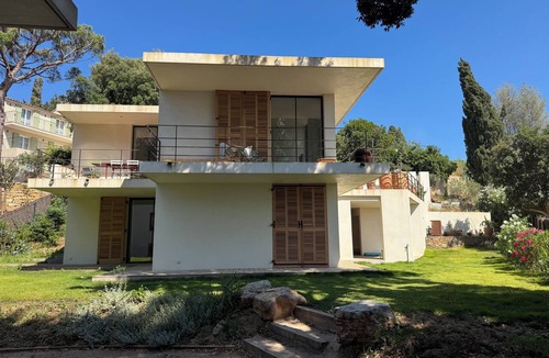 Le Rayol House | Architect-designed villa with a pool and a view of the Mediterranean – Sleeps 9