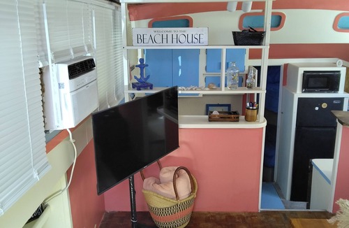 Key West Boat Rental | Authentic 40' Hatteras Yacht Budget Keys Living & Ocean Views