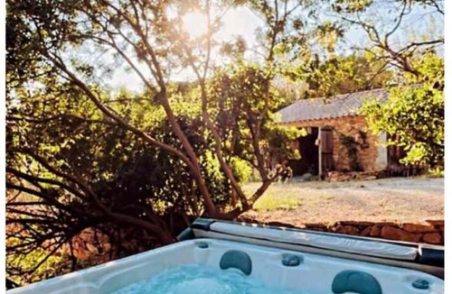 Le Beausset Bed & Breakfast | Authentique bergerie en pierre avec jacuzzi, piscine et massages La grange des amoureux