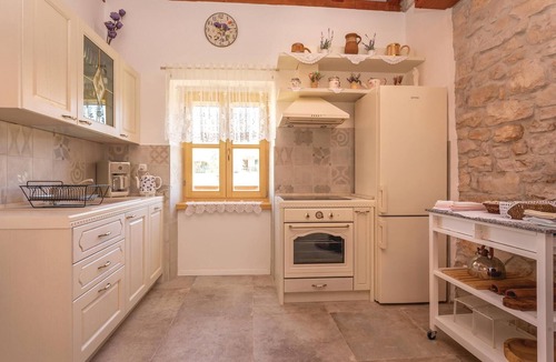Drnis House | Awesome home in Pakovo Selo with WiFi