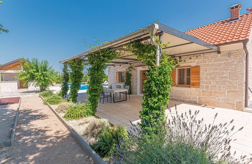 Drnis House | Awesome home in Pakovo Selo with WiFi